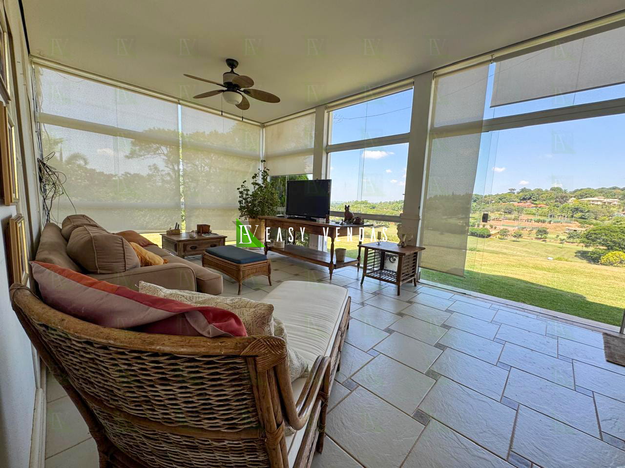 Vista da varanda para a natureza e o pôr do sol no condomínio